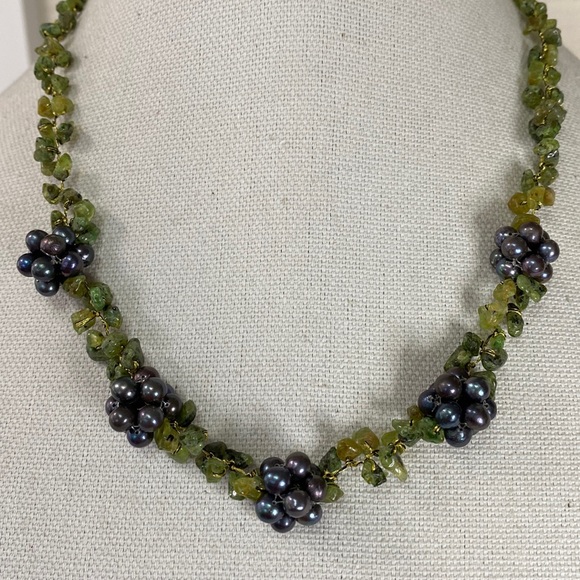 Dyed cultured freshwater Pearl and peridot chip necklace - Picture 5 of 11